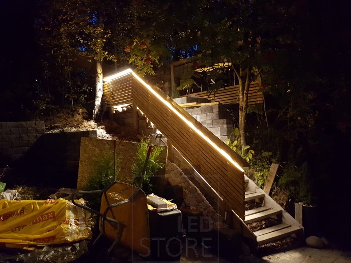 Led nauha asennettuna ulkoportaiden kaiteeseen valaisemaan portaita epäsuorasti.